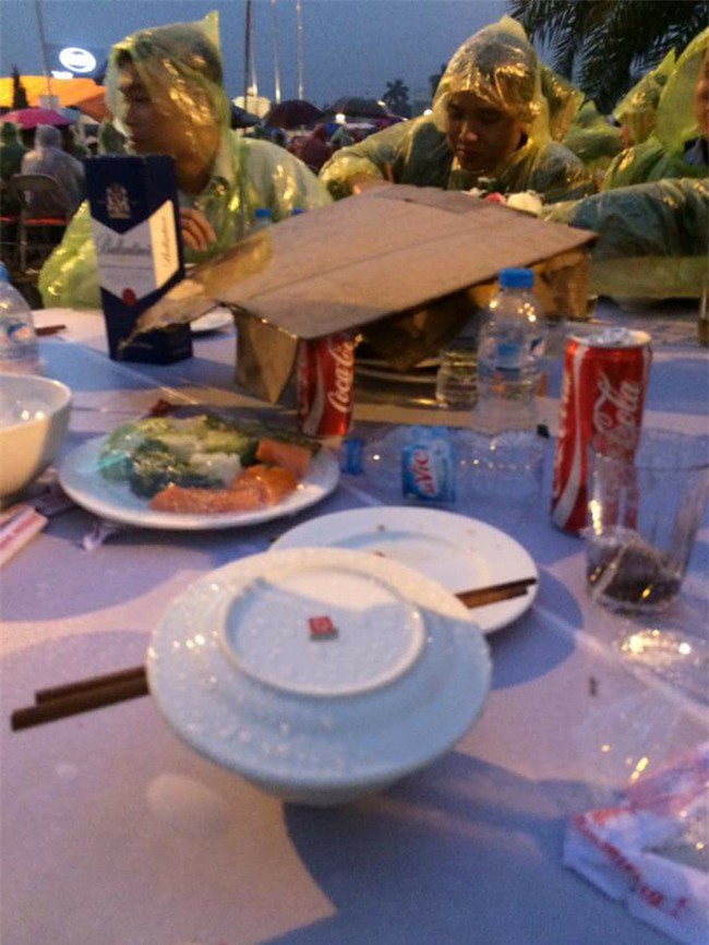 Đi tiệc cưới ngoài trời sang chảnh, hàng trăm khách đội áo mưa, nilon ăn búp phê toàn canh - Ảnh 6.