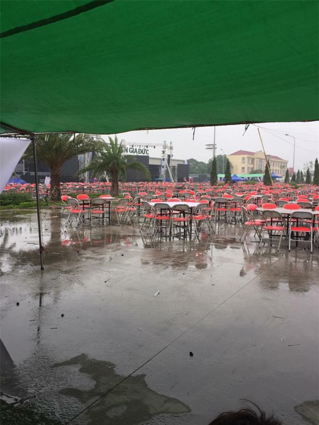 Đi tiệc cưới ngoài trời sang chảnh, hàng trăm khách đội áo mưa, nilon ăn búp phê toàn canh - Ảnh 9.