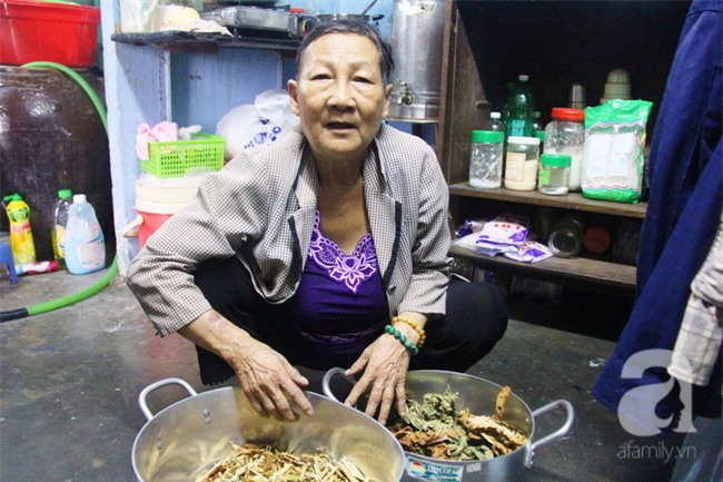 Cảm thương cảnh bà lão bệnh tật, lượm ve chai nuôi cháu mồ côi - Ảnh 12.