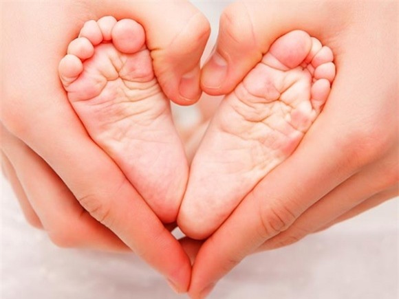 nhấn vào 2 điểm bàn chân, trẻ khóc, nhấn vào 2 điểm giúp trẻ nín khóc, trẻ nín khóc