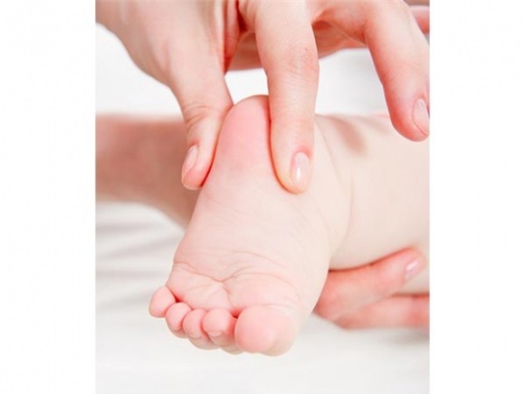 nhấn vào 2 điểm bàn chân, trẻ khóc, nhấn vào 2 điểm giúp trẻ nín khóc, trẻ nín khóc