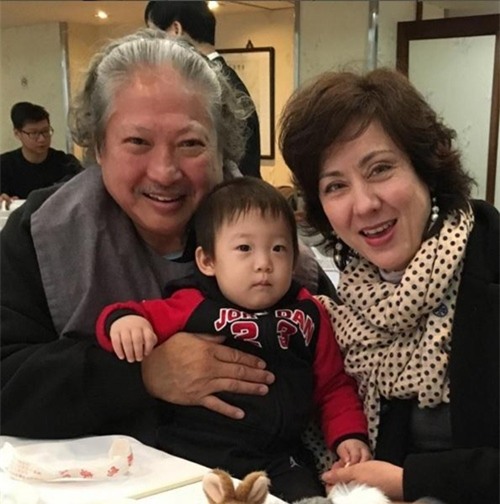 Cô vợ lai đẹp xuất sắc của ngôi sao võ thuật "ục ịch" nhất - 9