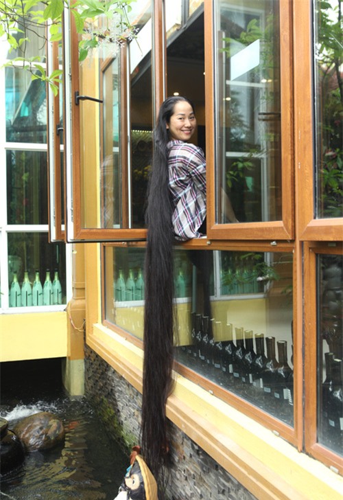 nguoi phu nu co mai toc dai nhat vn: "ca gia dinh toi phai ngu nguoc giuong" - 1