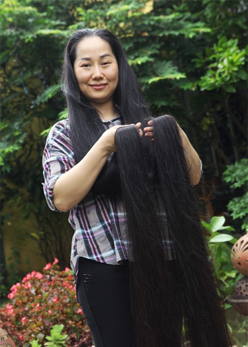 nguoi phu nu co mai toc dai nhat vn: "ca gia dinh toi phai ngu nguoc giuong" - 2