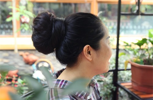 nguoi phu nu co mai toc dai nhat vn: "ca gia dinh toi phai ngu nguoc giuong" - 3