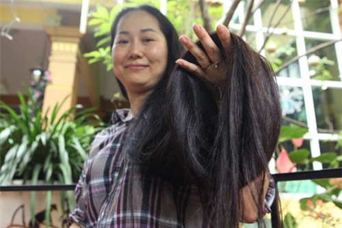 nguoi phu nu co mai toc dai nhat vn: "ca gia dinh toi phai ngu nguoc giuong" - 5
