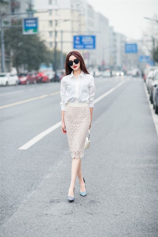 Diện sơmi và chân váy bút chì đến công sở: Bạn chọn phong cách nào! - Ảnh 3.