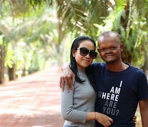 bi che cuoi vi qua xau, ai cung bat ngo khi chang trai khoe nguoi yeu xinh nhu hoa hau - 2