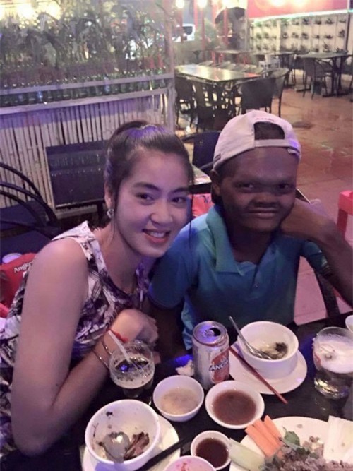 bi che cuoi vi qua xau, ai cung bat ngo khi chang trai khoe nguoi yeu xinh nhu hoa hau - 4