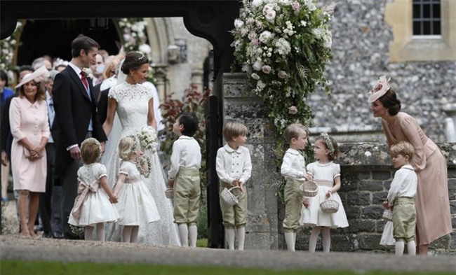 Đây chính là khoảnh khắc đáng giá nhất của tình chị em Công nương Kate trong đám cưới bạc tỷ - Ảnh 1.