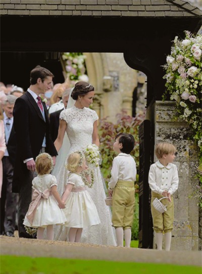 Đây chính là khoảnh khắc đáng giá nhất của tình chị em Công nương Kate trong đám cưới bạc tỷ - Ảnh 2.