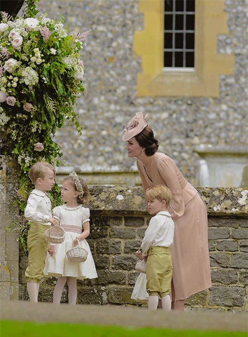 Đây chính là khoảnh khắc đáng giá nhất của tình chị em Công nương Kate trong đám cưới bạc tỷ - Ảnh 3.