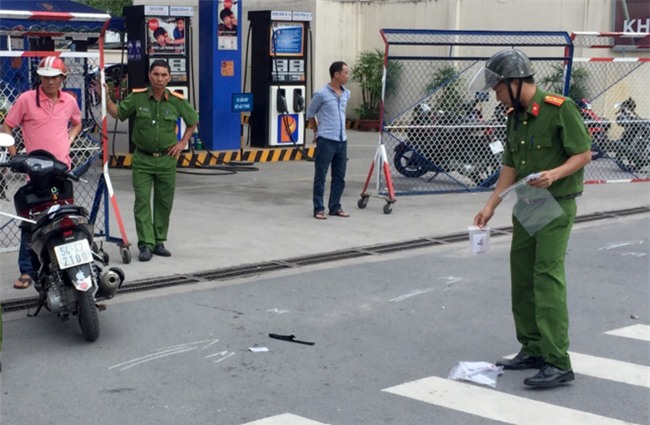 Hai thanh nien huyet chien giua duong pho Sai Gon hinh anh 2