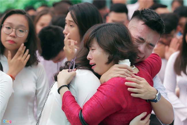 Hoc sinh Viet Duc bin rin trong ngay cuoi cung cua tuoi hoc tro hinh anh 11