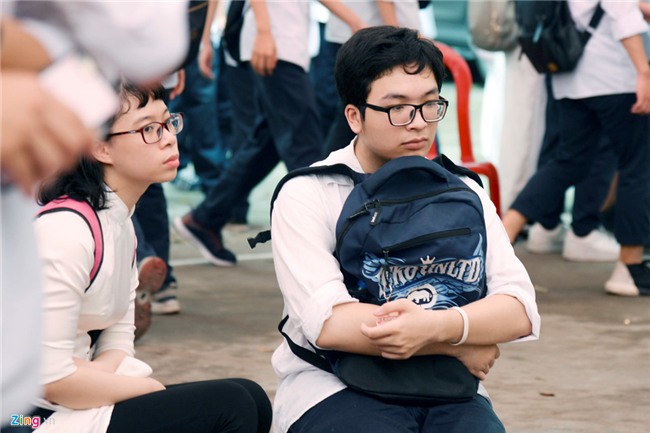 Hoc sinh Viet Duc bin rin trong ngay cuoi cung cua tuoi hoc tro hinh anh 6