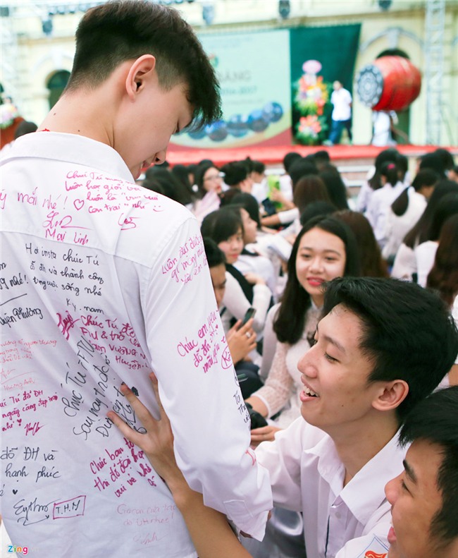 Hoc sinh Viet Duc bin rin trong ngay cuoi cung cua tuoi hoc tro hinh anh 8