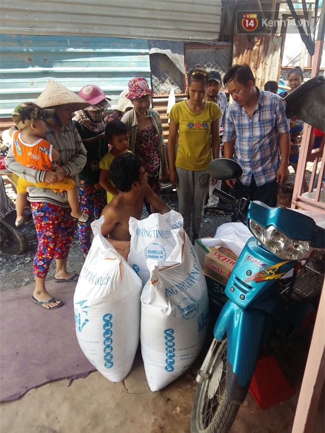 Người cha có 2 con bại não bất ngờ phát gạo từ thiện cho người dân nghèo ở xung quanh - Ảnh 5.