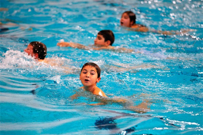 Khi đi bơi, tuyệt đối không làm việc này để tránh mắc các bệnh truyền nhiễm - Ảnh 1.