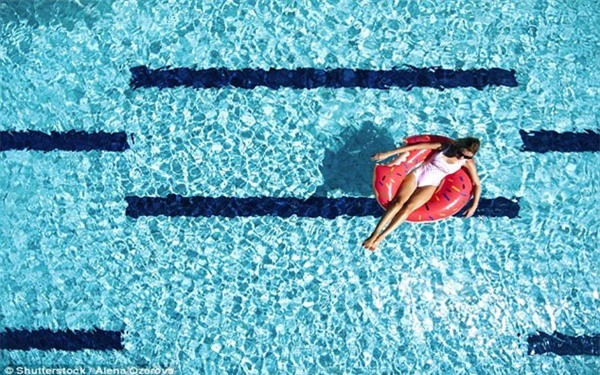 Khi đi bơi, tuyệt đối không làm việc này để tránh mắc các bệnh truyền nhiễm - Ảnh 2.