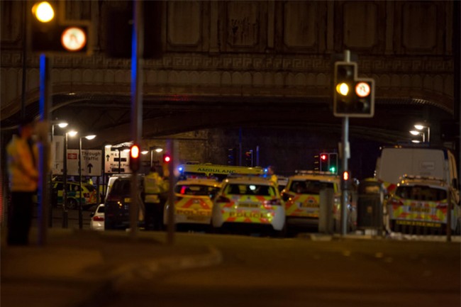 Nhan chung vu no o Manchester: Canh chet choc o khap noi hinh anh 2