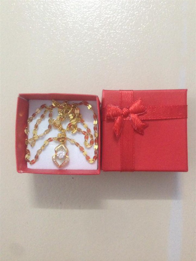 Anh chồng “chiều vợ nhất quả đất” kể chuyện tặng vàng và hoa tiền mặt cho bà xã - Ảnh 2.