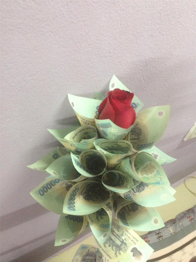 Anh chồng “chiều vợ nhất quả đất” kể chuyện tặng vàng và hoa tiền mặt cho bà xã - Ảnh 3.