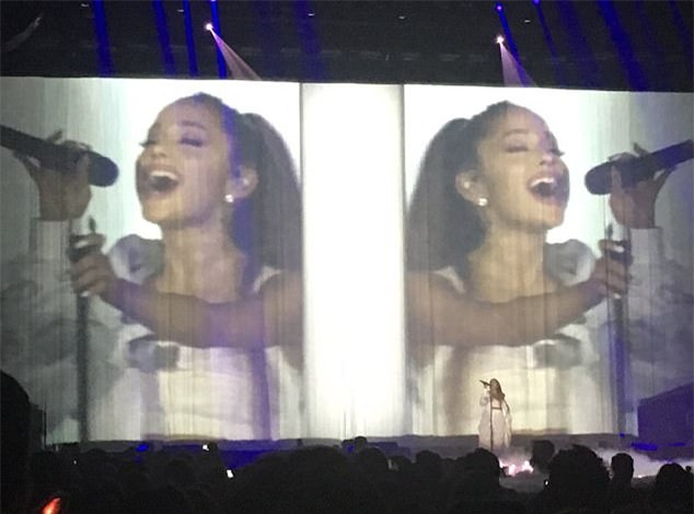 Ariana Grande lên tiếng sau vụ nổ bom tại Anh: Từ tận đáy lòng mình, tôi thực sự rất lấy làm tiếc - Ảnh 2.