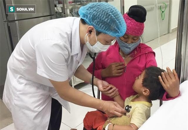 Cấp cứu bé 2 tuổi, bác sĩ BV Nhi cảnh báo sai lầm khi sơ cứu trẻ gặp nạn trong mùa hè - Ảnh 1.