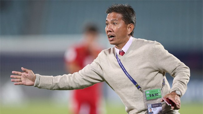 Đằng sau chiến tích của U20 Việt Nam: Đừng để HLV Hoàng Anh Tuấn cô đơn! - Ảnh 2.