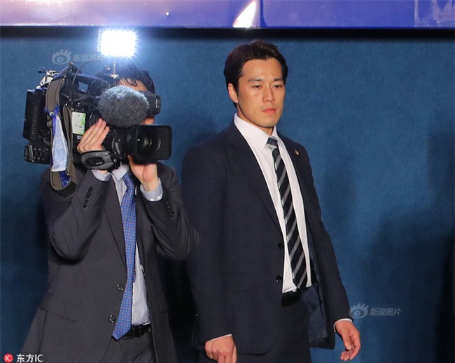 Vệ sĩ điển trai như tài tử của Tổng thống Hàn Quốc từ chức vì không muốn cướp ống kính của thân chủ - Ảnh 1.