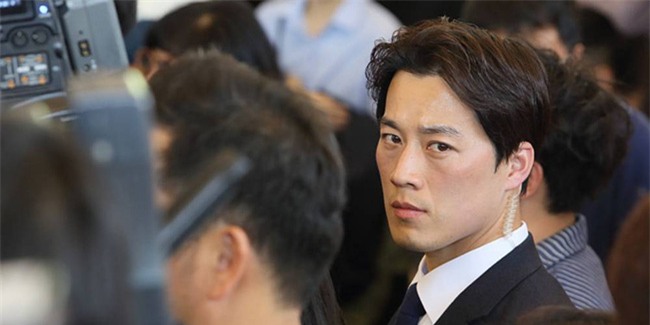 Vệ sĩ điển trai như tài tử của Tổng thống Hàn Quốc từ chức vì không muốn cướp ống kính của thân chủ - Ảnh 3.