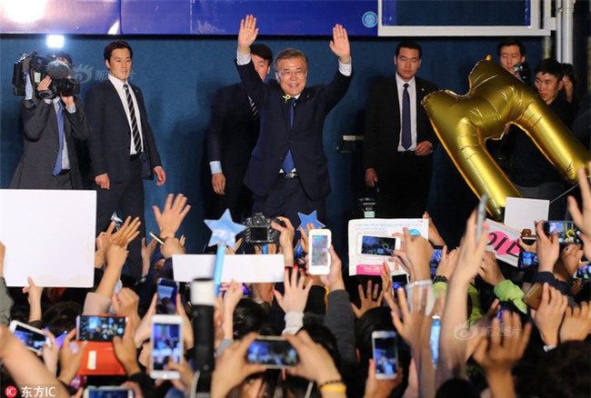 Vệ sĩ điển trai như tài tử của Tổng thống Hàn Quốc từ chức vì không muốn cướp ống kính của thân chủ - Ảnh 4.