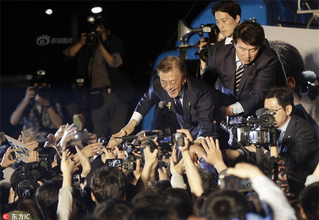 Vệ sĩ điển trai như tài tử của Tổng thống Hàn Quốc từ chức vì không muốn cướp ống kính của thân chủ - Ảnh 5.