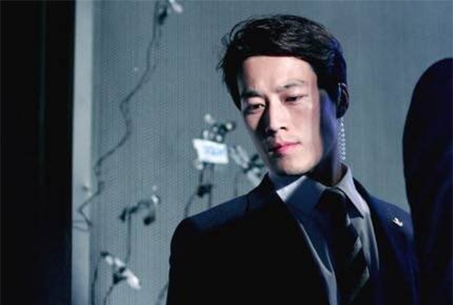 Vệ sĩ điển trai như tài tử của Tổng thống Hàn Quốc từ chức vì không muốn cướp ống kính của thân chủ - Ảnh 6.