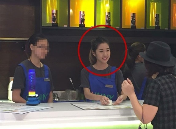 Nu nhan vien phuc vu bat ngo noi tieng vi xinh nhu hot girl hinh anh 1