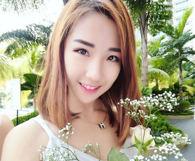 Nu nhan vien phuc vu bat ngo noi tieng vi xinh nhu hot girl hinh anh 2