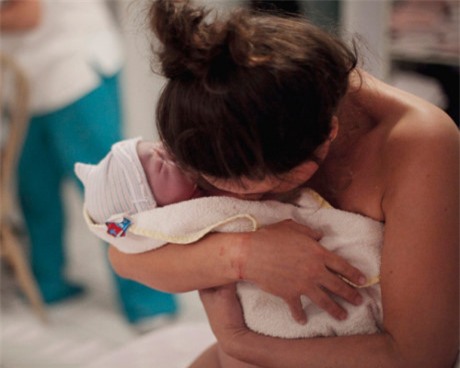 tâm sự nam giới,đàn ông yêu,hú hí với nhân tình,vợ ôm con khóc