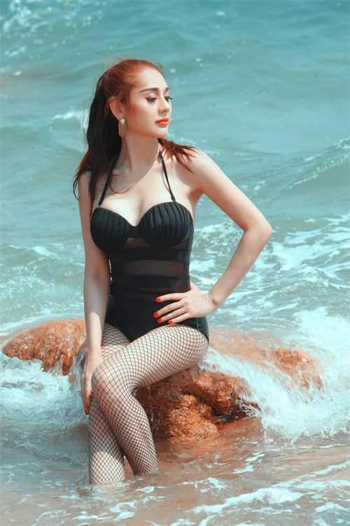 Lâm Chi Khanh với những đường cong cơ thể khá quyến rũ.