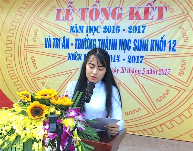 Em Hồ Ngân Hạnh - lớp 12C1, chuyên Văn phát biểu cảm nghĩ bằng một bài văn ngắn gọn của mình chia tay các thầy cô và bạn bè.