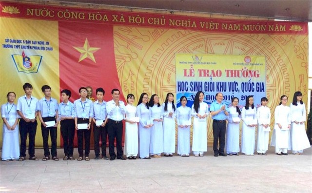 Các em học sinh giỏi được khen thưởng.