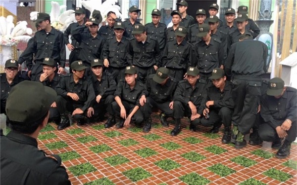 Ngoài ra, điều khiến nhiều người chú ý là sự xuất hiện của nhóm thanh niên vệ sĩ, được mời để bảo vệ an toàn cho khách mời. - Tin sao Viet - Tin tuc sao Viet - Scandal sao Viet - Tin tuc cua Sao - Tin cua Sao