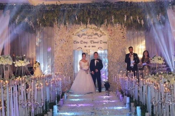 Bên cạnh đó, đại gia Quảng Ninh còn chứng tỏ độ chịu chơi khi mời nhiều ca sĩ nổi tiếng như Hoàng Thùy Linh, Uyên Linh, Dương Triệu Vũ… đến hát trong đám cưới. Ngoài ra, đảm nhận vị trí dẫn chương trình cho sự kiện là hai MC tên tuổi của miền Bắc: Tuấn Tú và Thùy Linh. - Tin sao Viet - Tin tuc sao Viet - Scandal sao Viet - Tin tuc cua Sao - Tin cua Sao