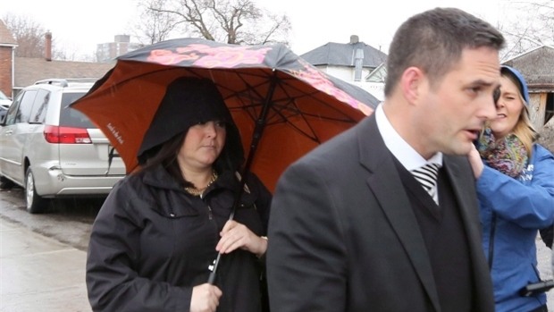 nu giao vien canada quan he voi 3 nam sinh bi bat giam hinh anh 1