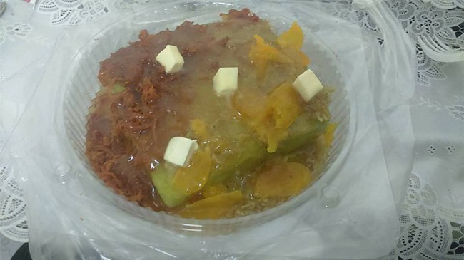 Chiếc bánh bông lan trứng muối dị nhất mọi thời đại và nỗi khổ các thượng đế mua đồ ăn khác hẳn quảng cáo - Ảnh 1.