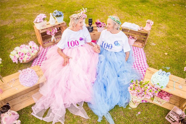 bo anh sinh nhat 100 tuoi vo cung tre trung cua hai cu ba sinh doi - 1