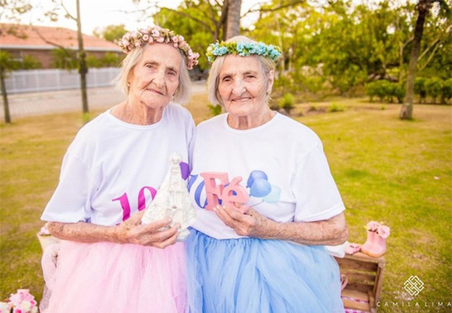 bo anh sinh nhat 100 tuoi vo cung tre trung cua hai cu ba sinh doi - 11