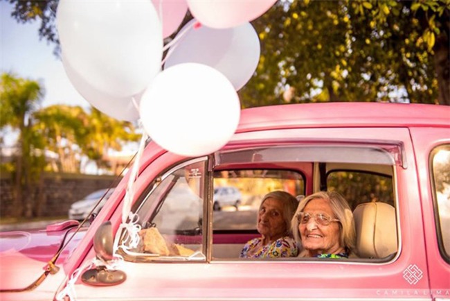 bo anh sinh nhat 100 tuoi vo cung tre trung cua hai cu ba sinh doi - 3