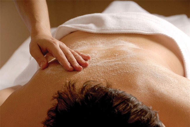 Muối hay đường, chọn nguyên liệu tẩy tế bào chết nào mới hợp nhất với bạn? - Ảnh 2.