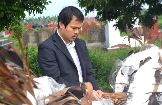 Anh Hào thắp hương bên phần mộ con gái trước khi trở lại Nhật Bản. Ảnh: Đ.Tuỳ