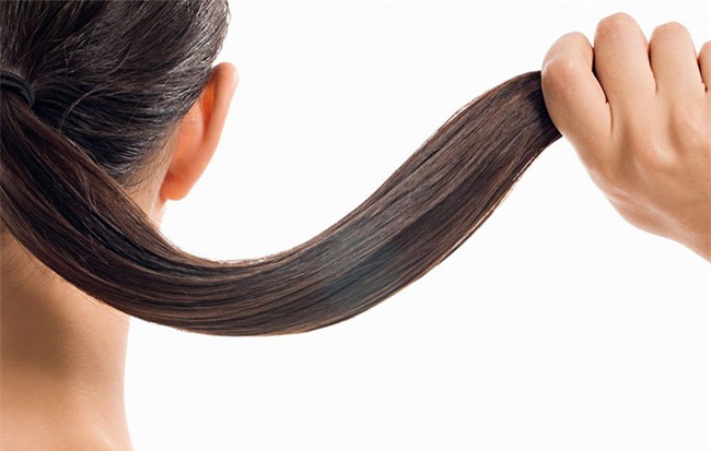Những sai lầm trong việc chăm sóc khiến bạn rụng tóc cả nắm mỗi ngày - Ảnh 1.
